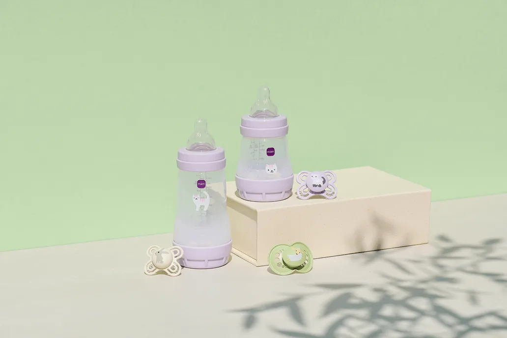 MAM präsentiert die neue „Grounding in Nature“-Kollektion der Easy Start Anti-Colic Babyflasche © MAM Babyartikel