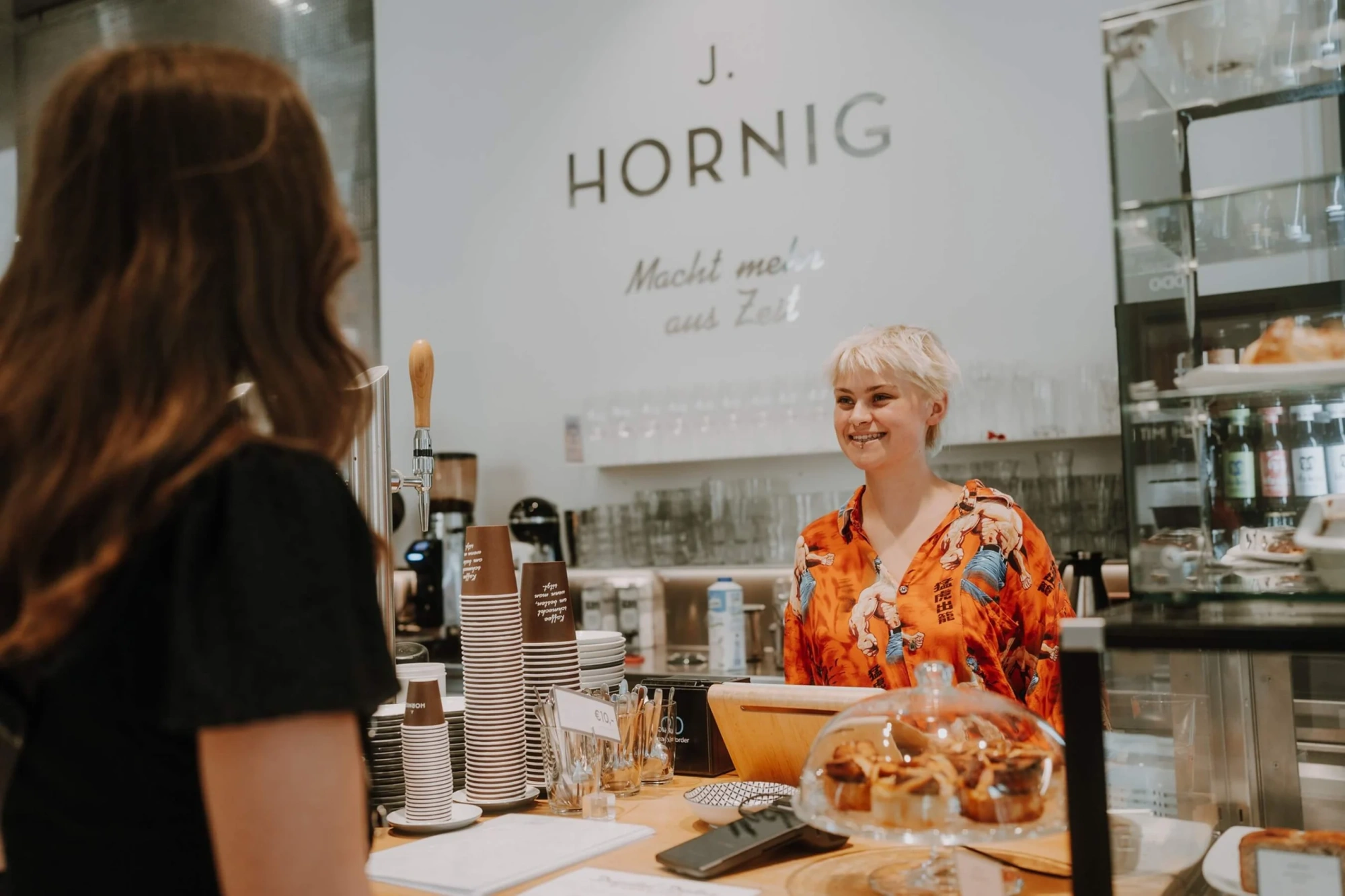 Eine J. Hornig Barista mit Kundin