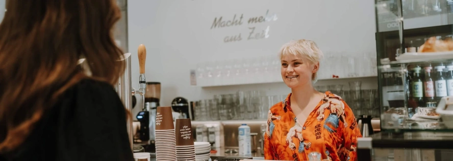 Eine J. Hornig Barista mit Kundin