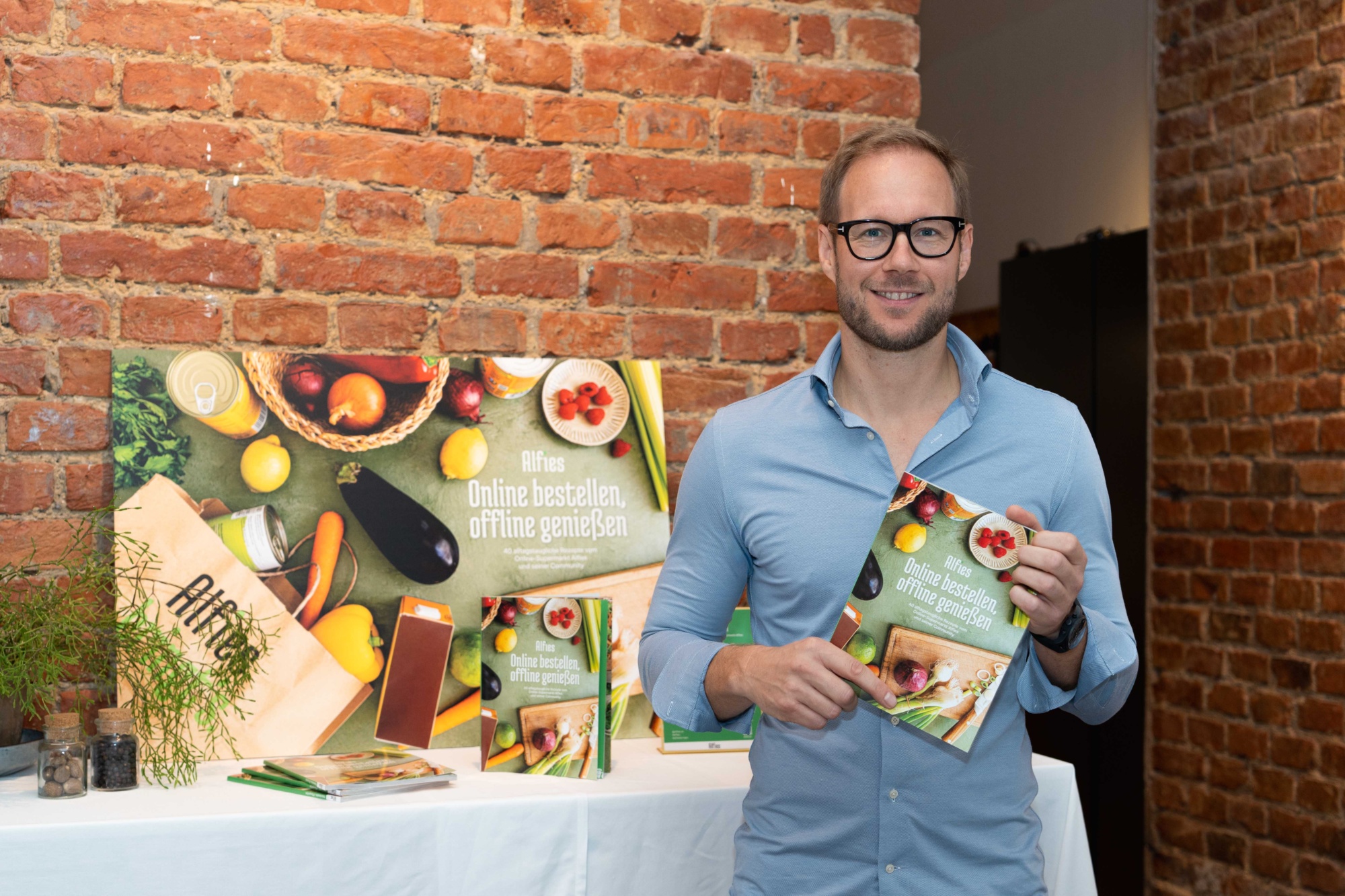 Anlässlich seines 10-jährigen Gründungsjubiläums hat der Online-Supermarkt Alfies das Kochbuch „Online bestellen, offline genießen“ veröffentlicht: Die alltagstauglichen Rezepte stammen dabei aus der Community des Wiener Unternehmens, das auch in Graz und Zürich die Lieferung von Lebensmitteln innerhalb von 60 Minuten anbietet. Auf den Seiten der 40 Vor-, Haupt- und Nachspeisen findet sich zwischen den Zeilen und in den Tipps daher auch Persönliches der Rezeptgeber. Ideal für alle im Liefergebiet von Alfies: Die jeweiligen Zutaten können via QR-Code direkt im Online-Shop bestellt werden. Das Kochbuch ist ab sofort auf alfies.at und im Buchhandel erhältlich.