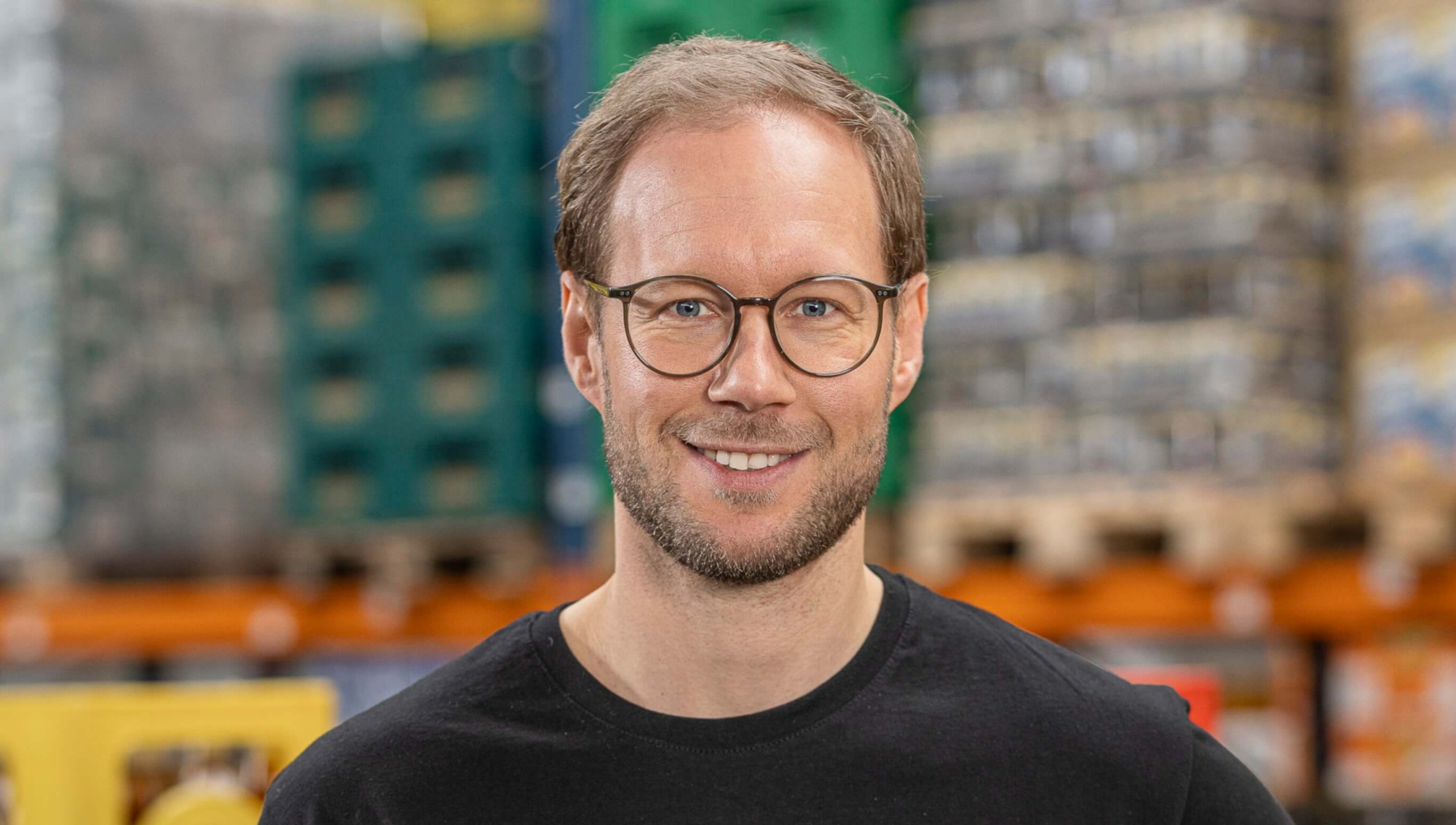 Alfies blickt auf ein äußerst erfolgreiches Geschäftsjahr 2025 zurück: Das vor zehn Jahren in Wien gegründete Unternehmen verbesserte seine Profitabilität und wuchs mit einem Umsatz von rund 33 Millionen Euro im zweistelligen Prozentbereich. Seine Position als innovativer Player im Lebensmitteleinzelhandel in Österreich und der Schweiz stärkte Alfies unter anderem durch die Einführung von „Alfie“, dem ersten KI-Assistenten eines europäischen Online-Supermarkts. Auch das Einwegpfand prägte das Jahr.