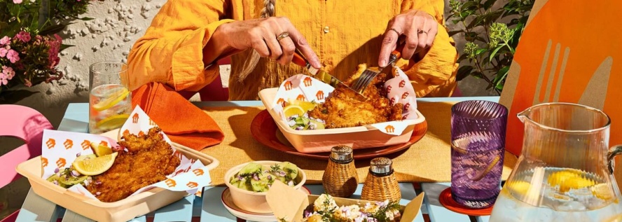 Frau isst Schnitzel - Lieferando Schnitzel-Index