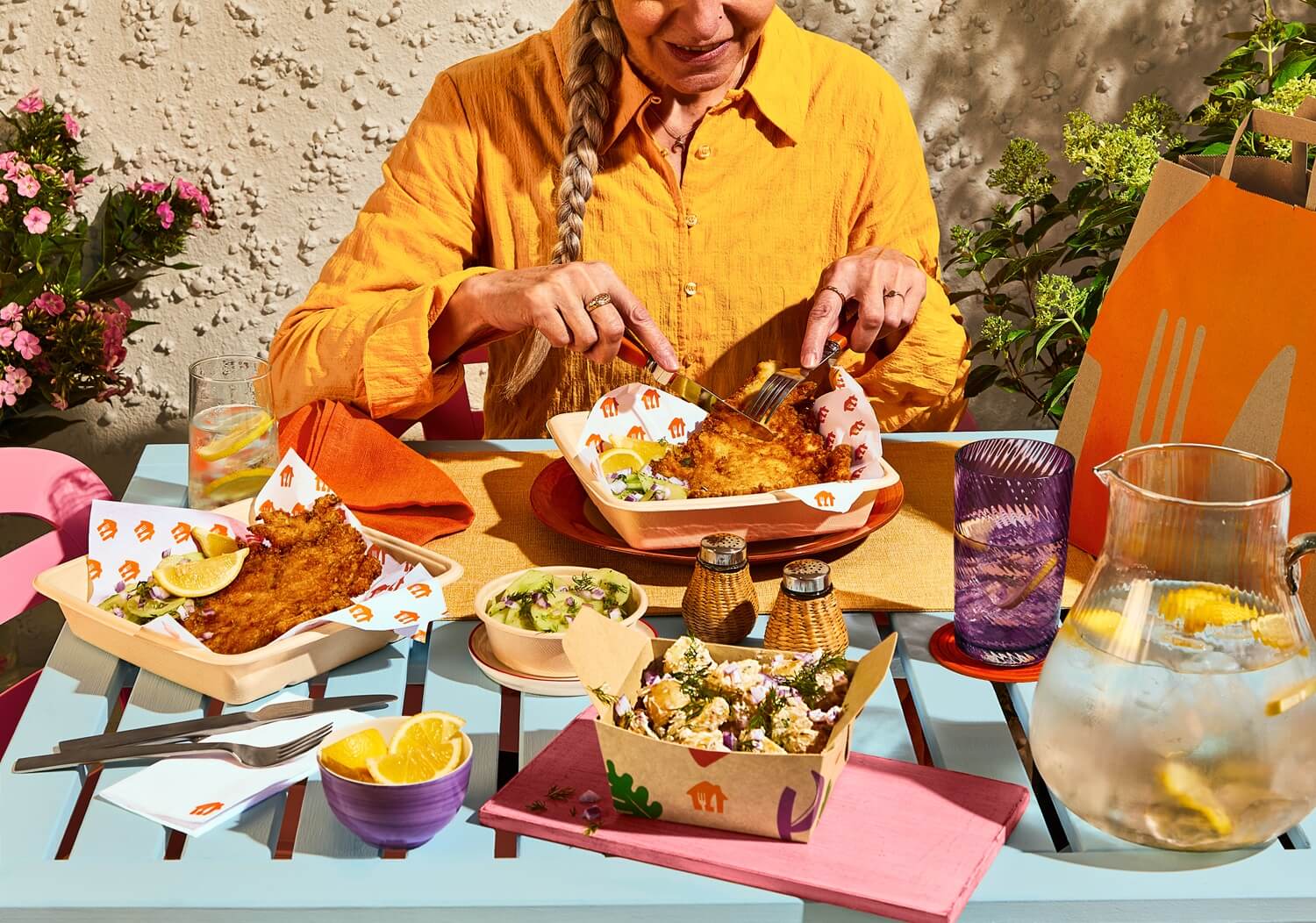 Frau isst Schnitzel - Lieferando Schnitzel-Index