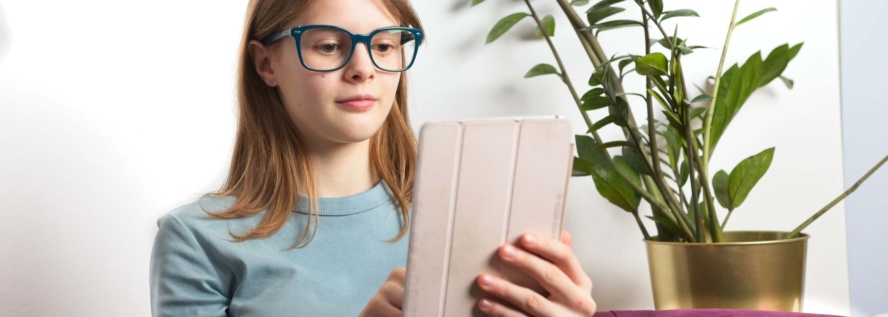 Tablets gehören zum Schulalltag (c) Bundesinnung der Augen- und Kontaktlinsenoptiker
