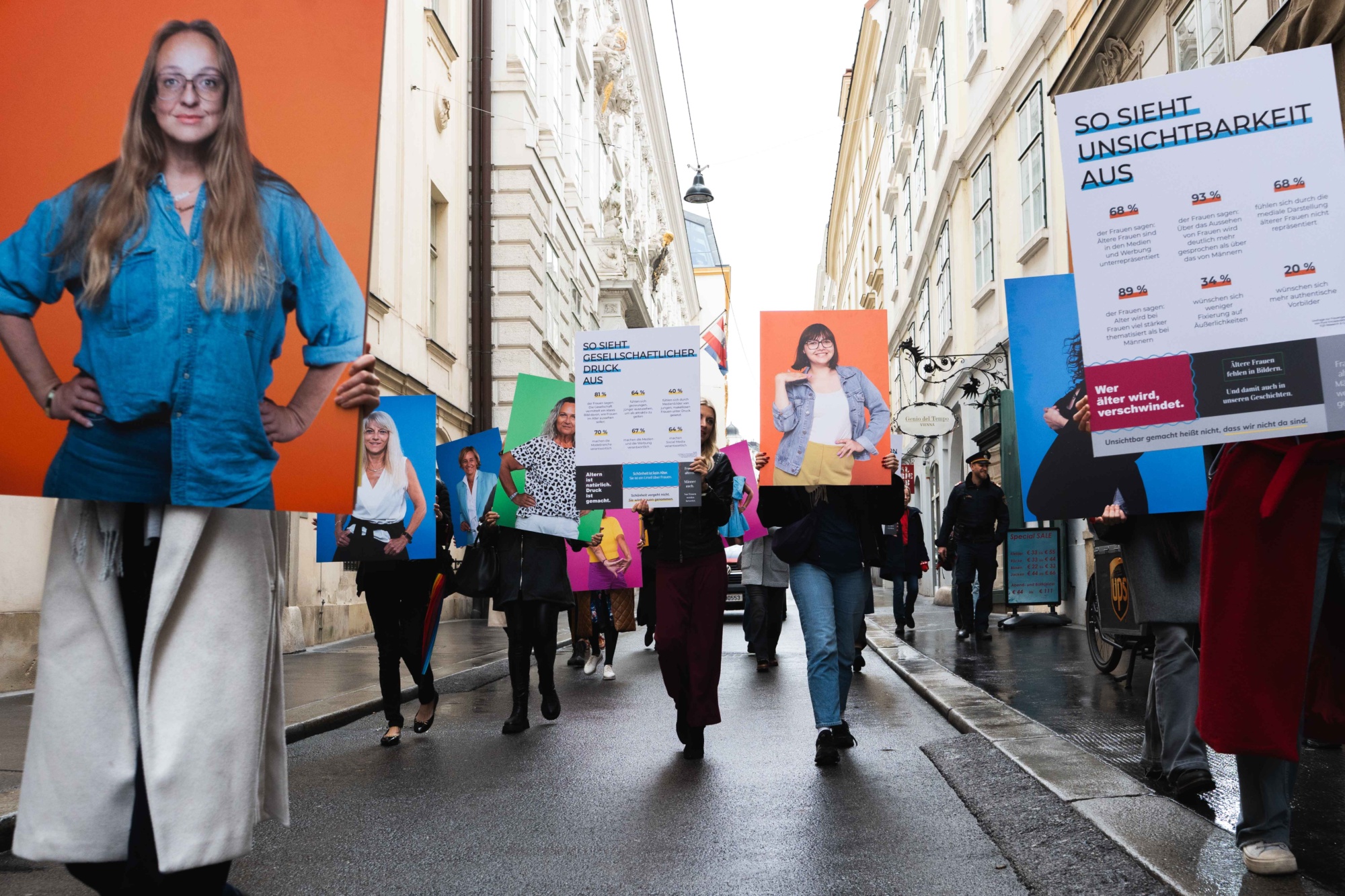 Walking Exhibition in der Wiener Innenstadt Frauen setzen ein starkes Zeichen gegen Schoenheitsdruck und Ageismus (c) Pure Encapsulations Sabine Sattlegger
