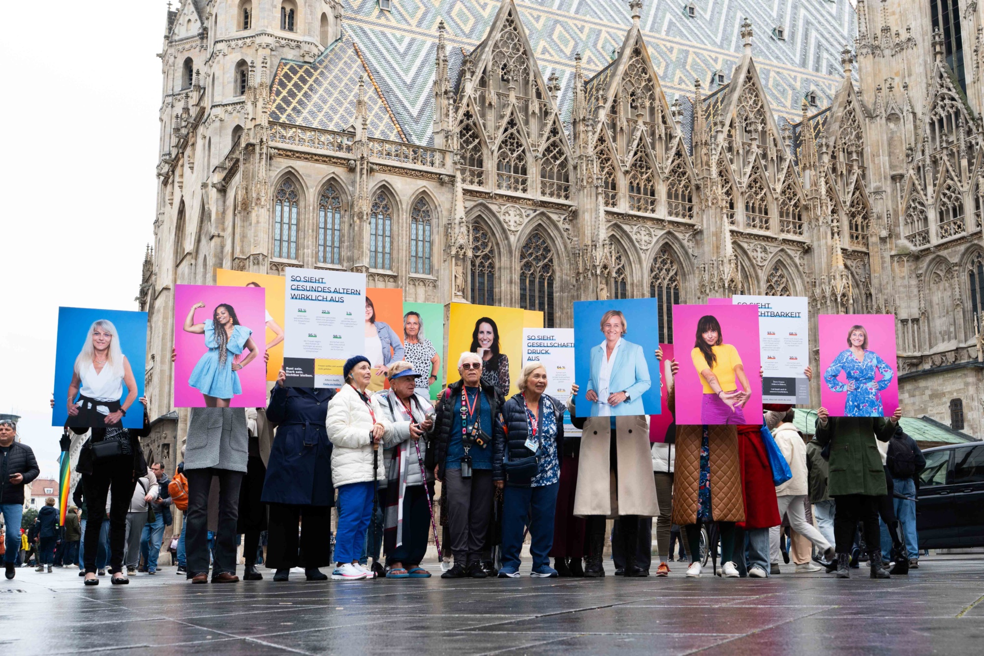 Walking Exhibition in der Wiener InnenstadtFrauen setzen ein starkes Zeichen gegen Schoenheitsdruck und Ageismus (c) Pure Encapsulations Sabine Sattlegger
