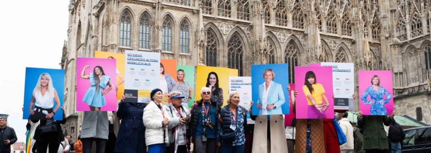 Walking Exhibition in der Wiener InnenstadtFrauen setzen ein starkes Zeichen gegen Schoenheitsdruck und Ageismus (c) Pure Encapsulations Sabine Sattlegger