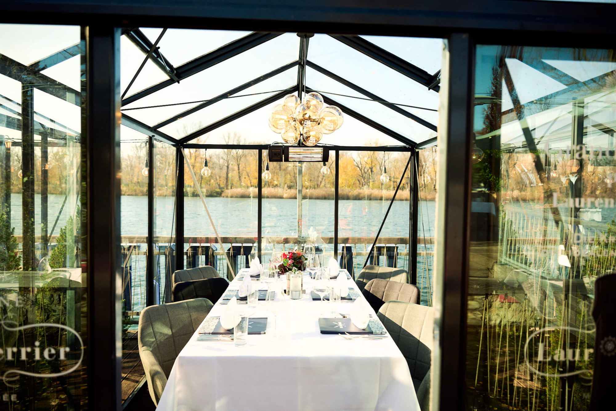 Die Glashaeuser im Bootshaus an der Alten Donau laden zum Verweilen ein (c) Barbara Wirl