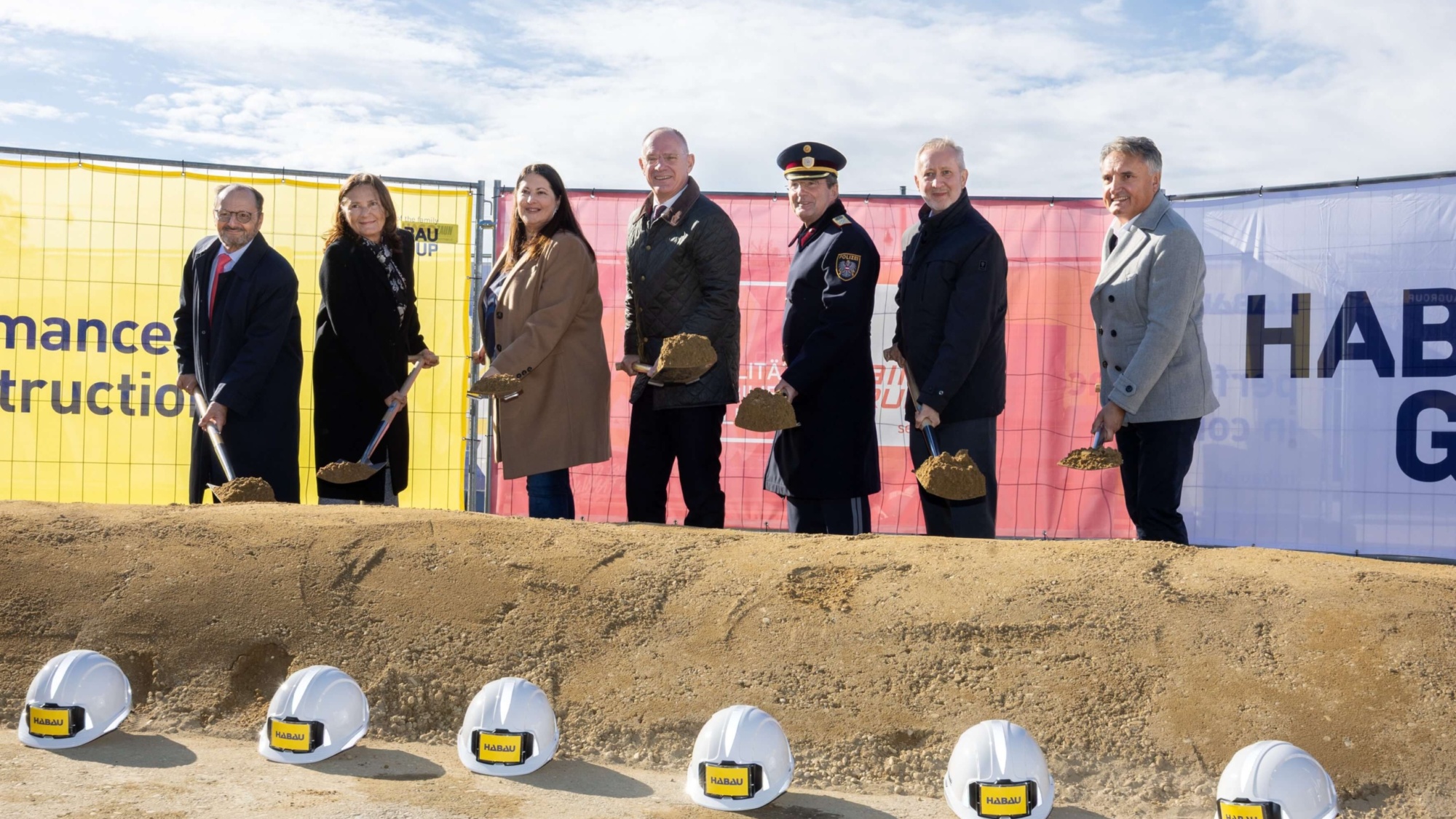 Gruppenfoto Spatenstich Sicherheitszentrum (c) Anna Rauchenberger