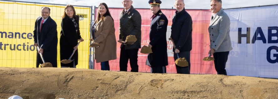 Gruppenfoto Spatenstich Sicherheitszentrum (c) Anna Rauchenberger