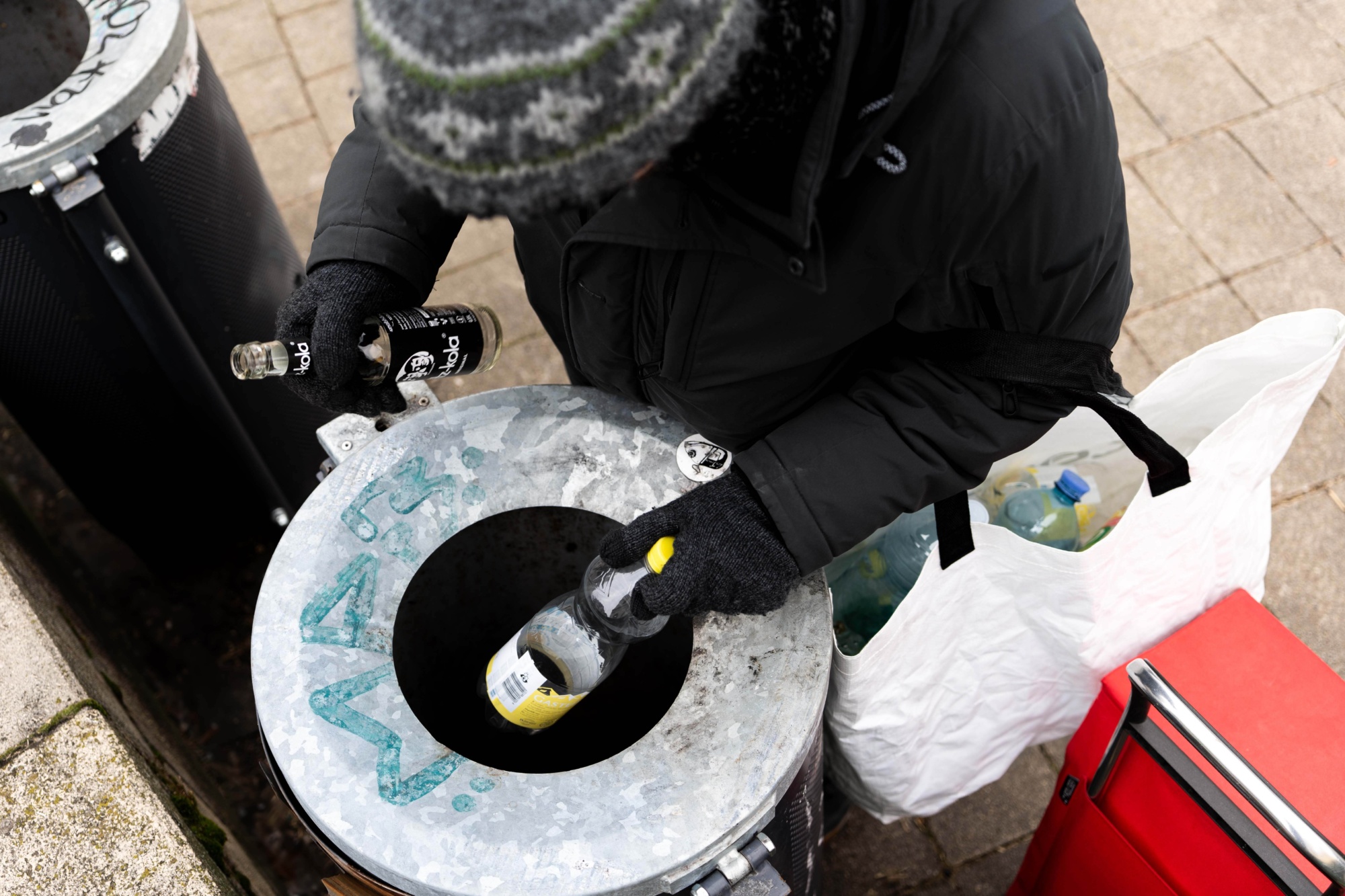 Mann beim Pfandsammeln (c) SabineSattlegger