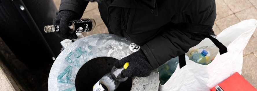 Mann beim Pfandsammeln (c) SabineSattlegger