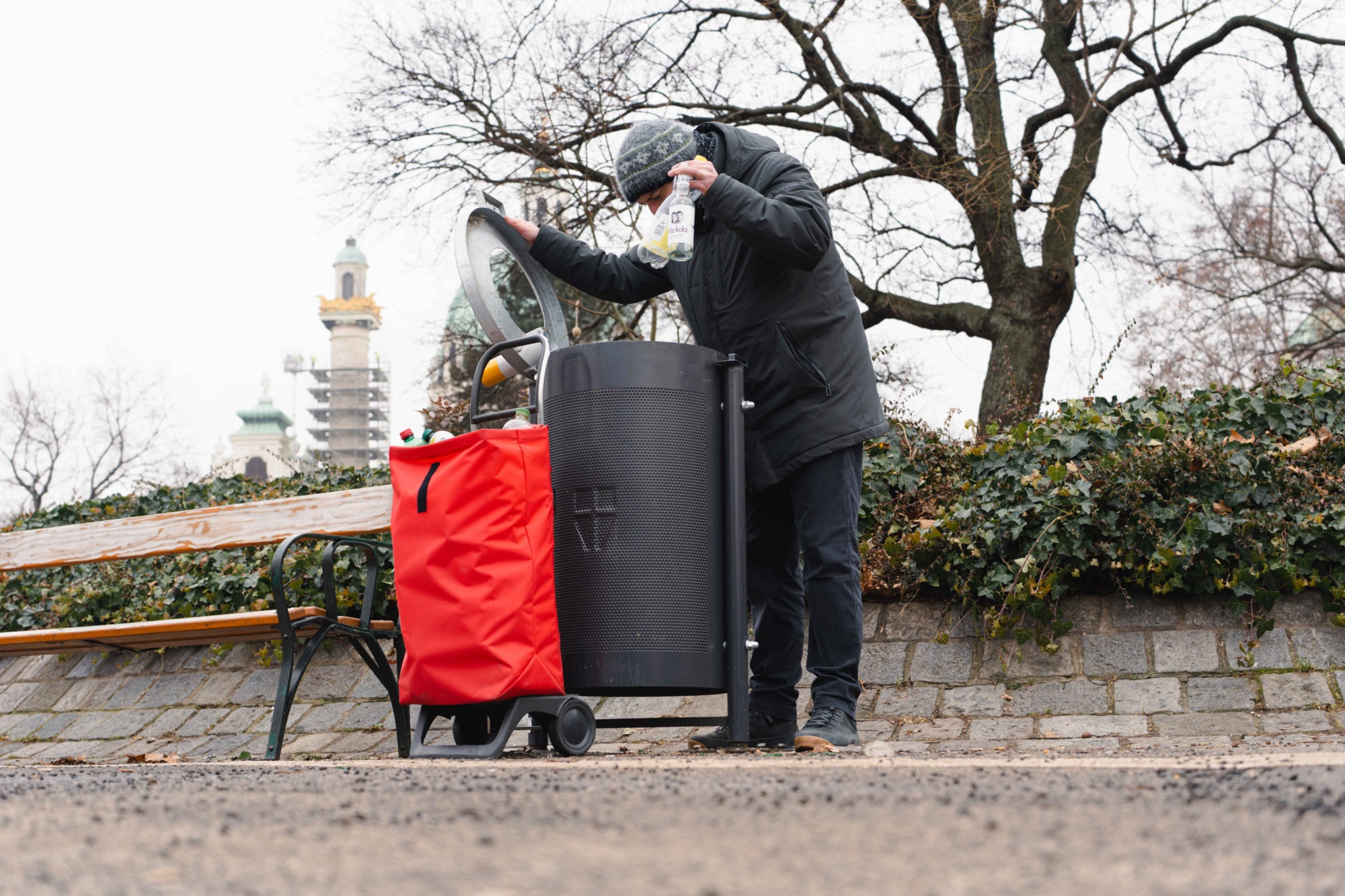 Mann beim Pfandsammeln in Tonne (c) SabineSattlegger