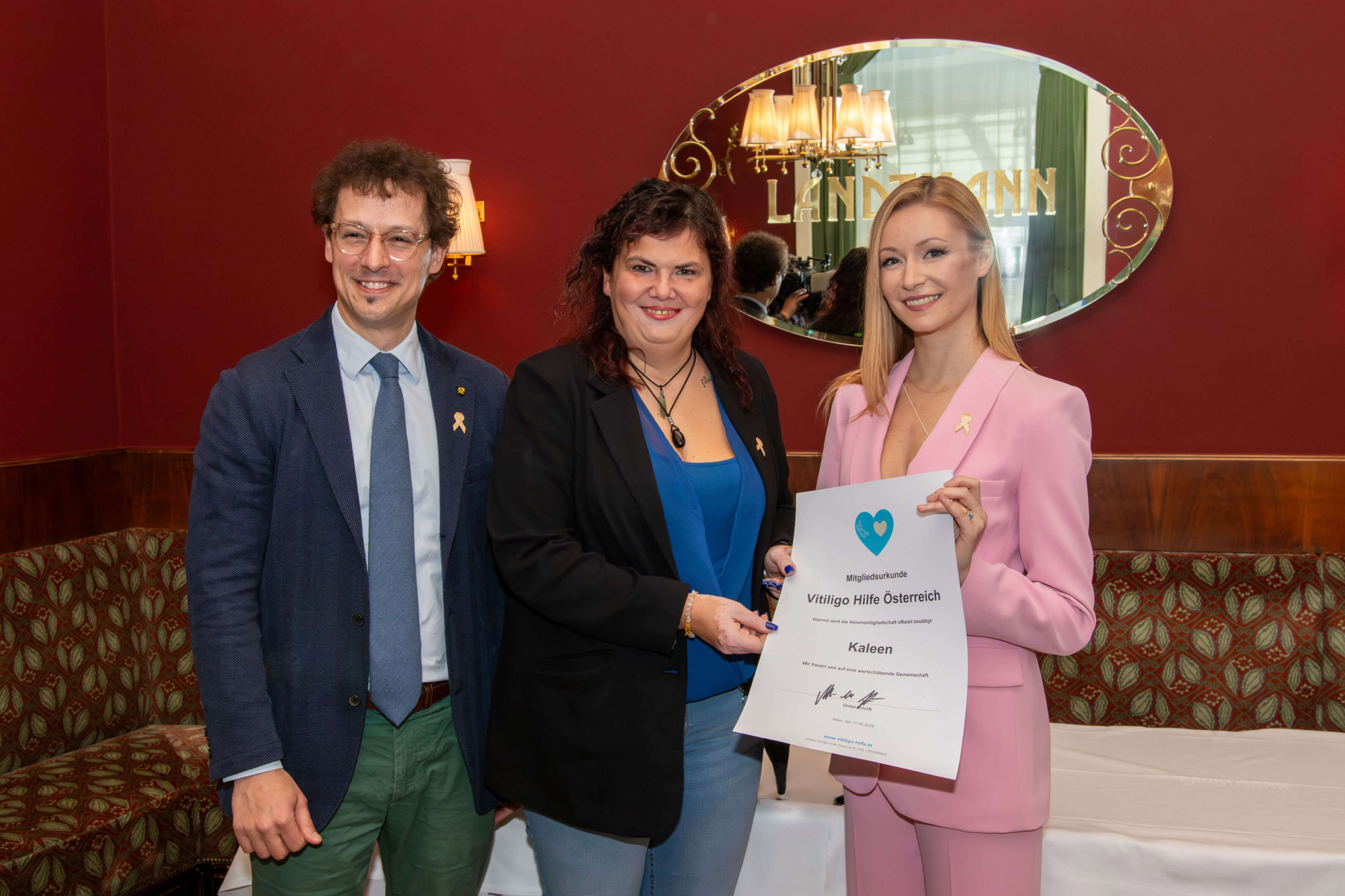 Vitiligo Hilfe Oesterreich vl Christian Posch Annette Marie Hofians Kaleen (c) Maximilano Jimenez