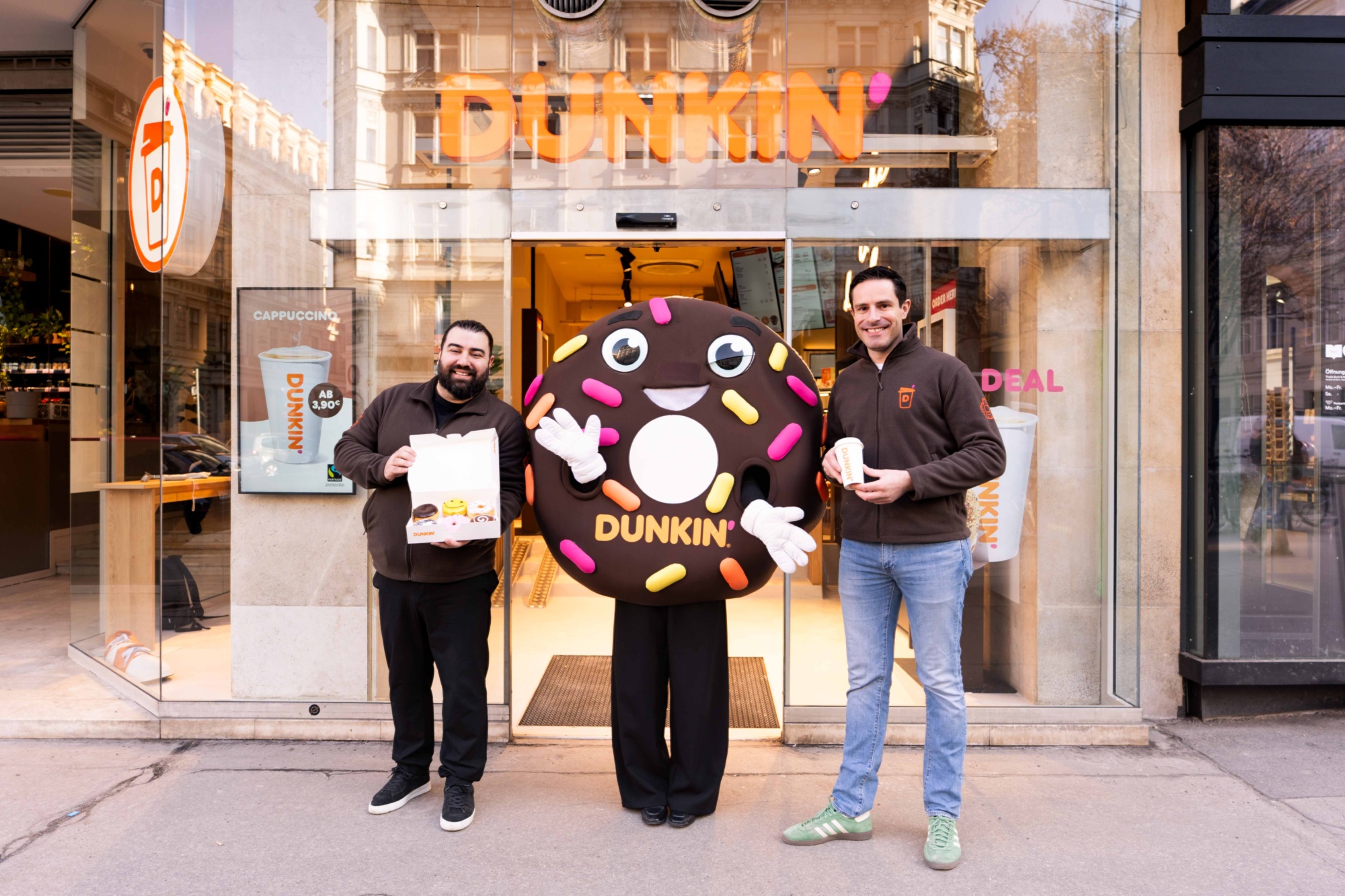 vlnr_Marcos Coban DUNKIN' Maskottchen Karl Franz Gundacker (c) DUNKIN‘ SabineSattlegger
