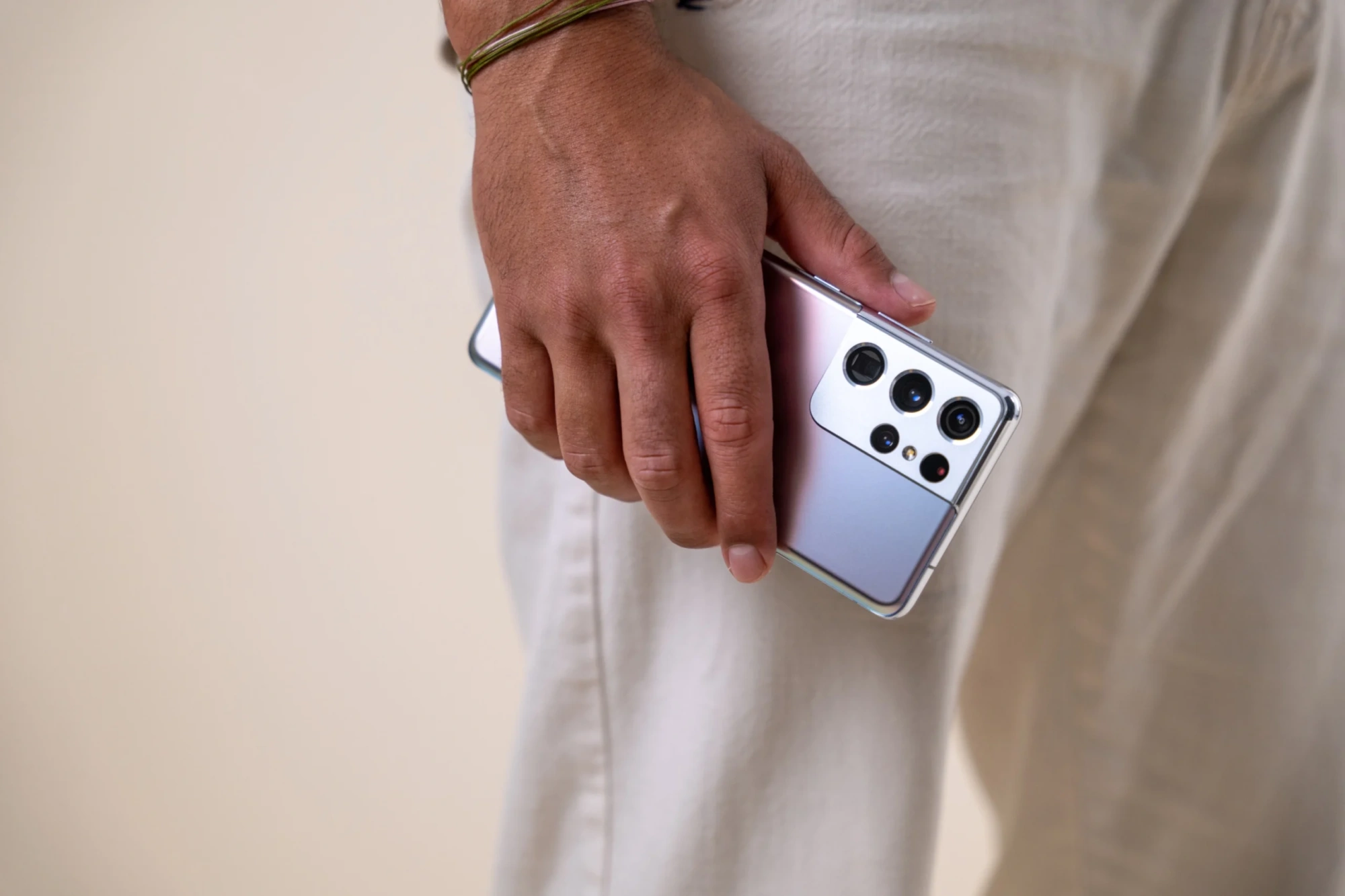 Smartphone in Hand (c) Refurbed