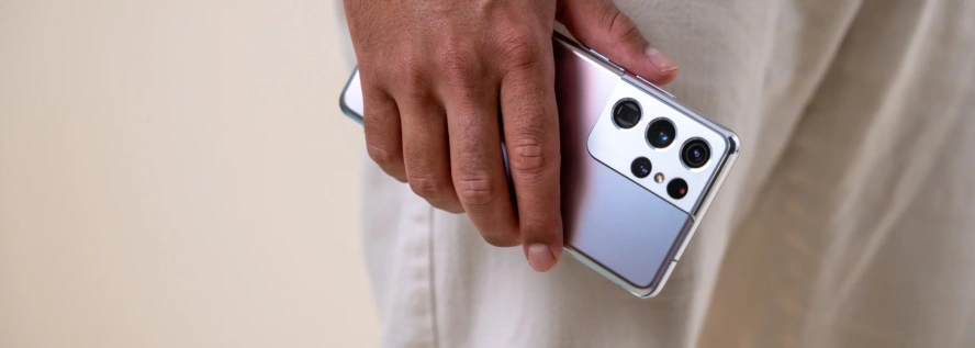 Smartphone in Hand (c) Refurbed