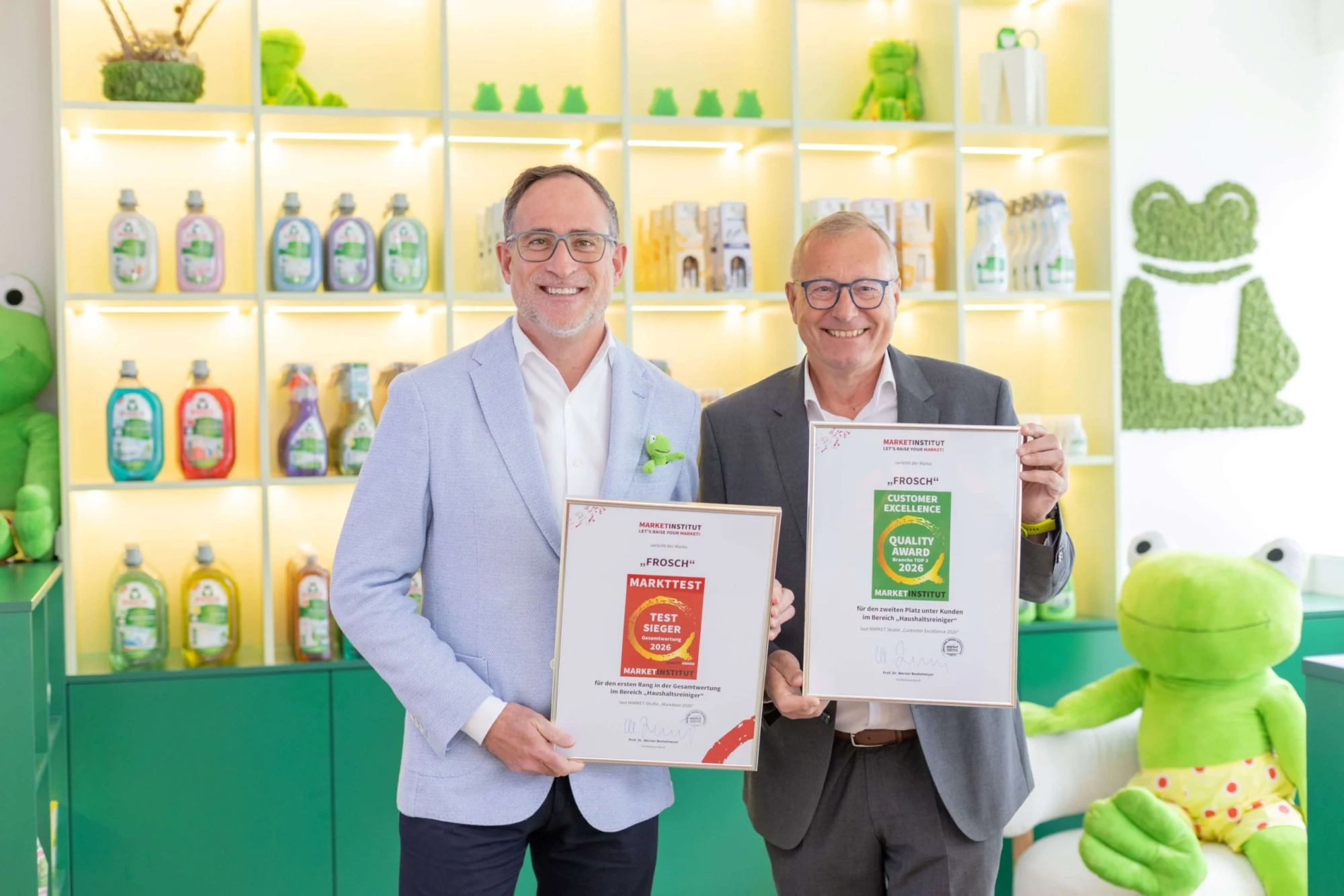 Frosch Testsieger des Market Markttests Haushaltsreiniger vlnr. Florian F. Iro, Werner Beutelmayer (c) Werner&Mertz