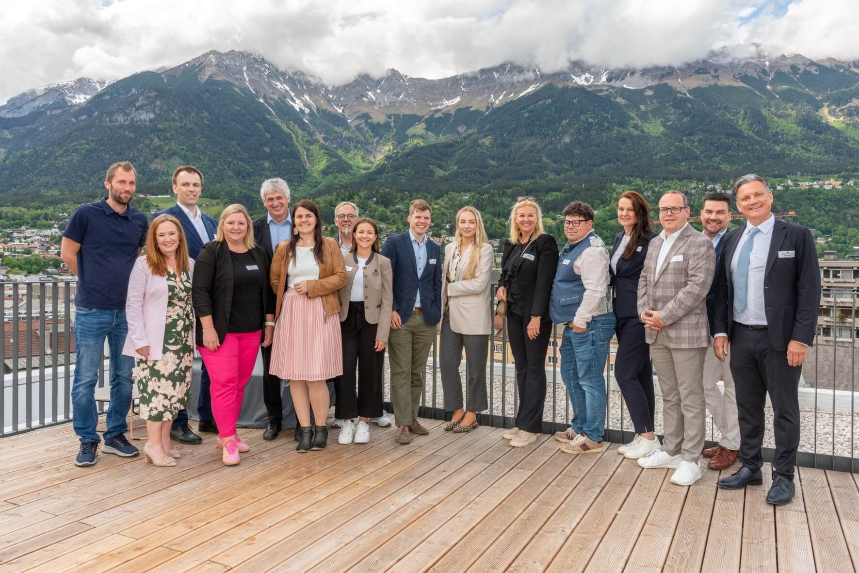 Der MICE-Markt in Österreich bleibt in Bewegung – besonders deutlich zeigt sich diese Entwicklung aktuell in Tirol. Die RTK-Station am 7. Mai im neuen DAS RAIQA Innsbruck brachte Veranstaltungsplaner:innen mit namhaften Betrieben wie dem Aqua Dome, den Falkensteiner Hotels & Residences und dem Hotel Schloss Leopoldskron zu direkten Gesprächen zusammen. Das Abendessen fand im ebenfalls kürzlich eröffneten Loft9 statt.