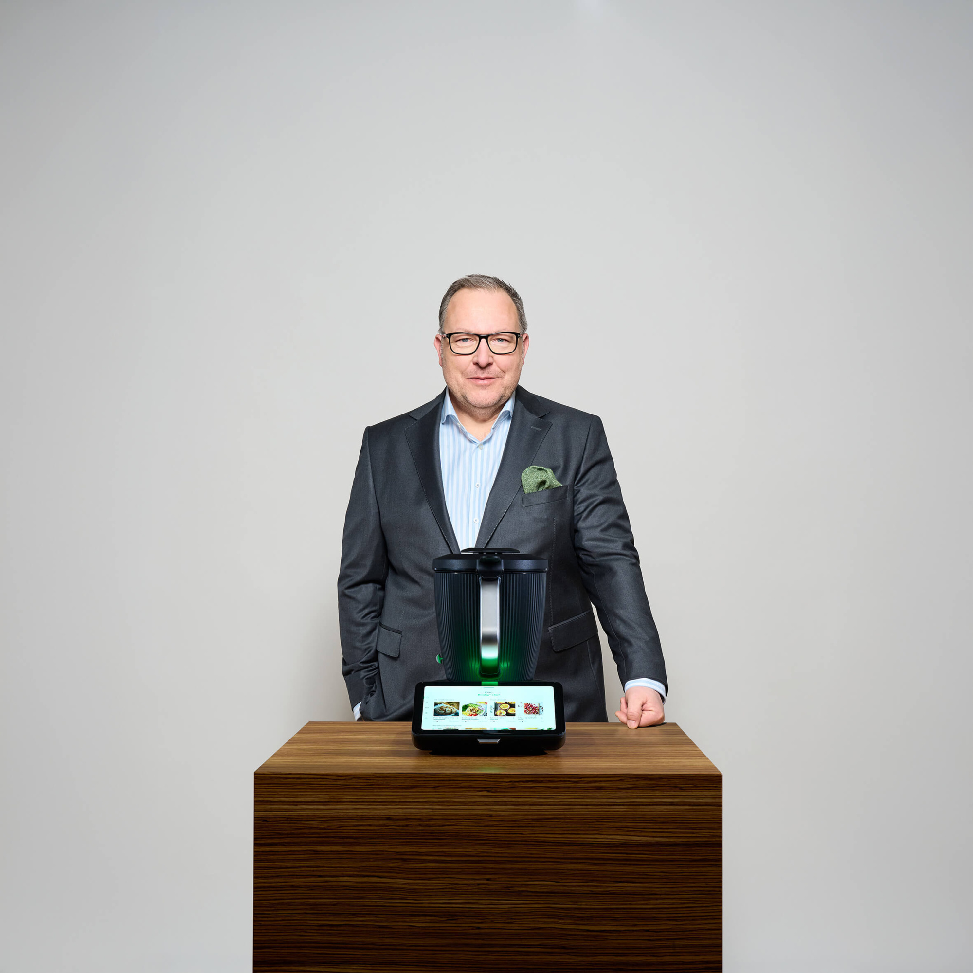 Thomas Stoffmehl CEO Vorwerk Gruppe mit Thermomix TM7 (c) Vorwerk