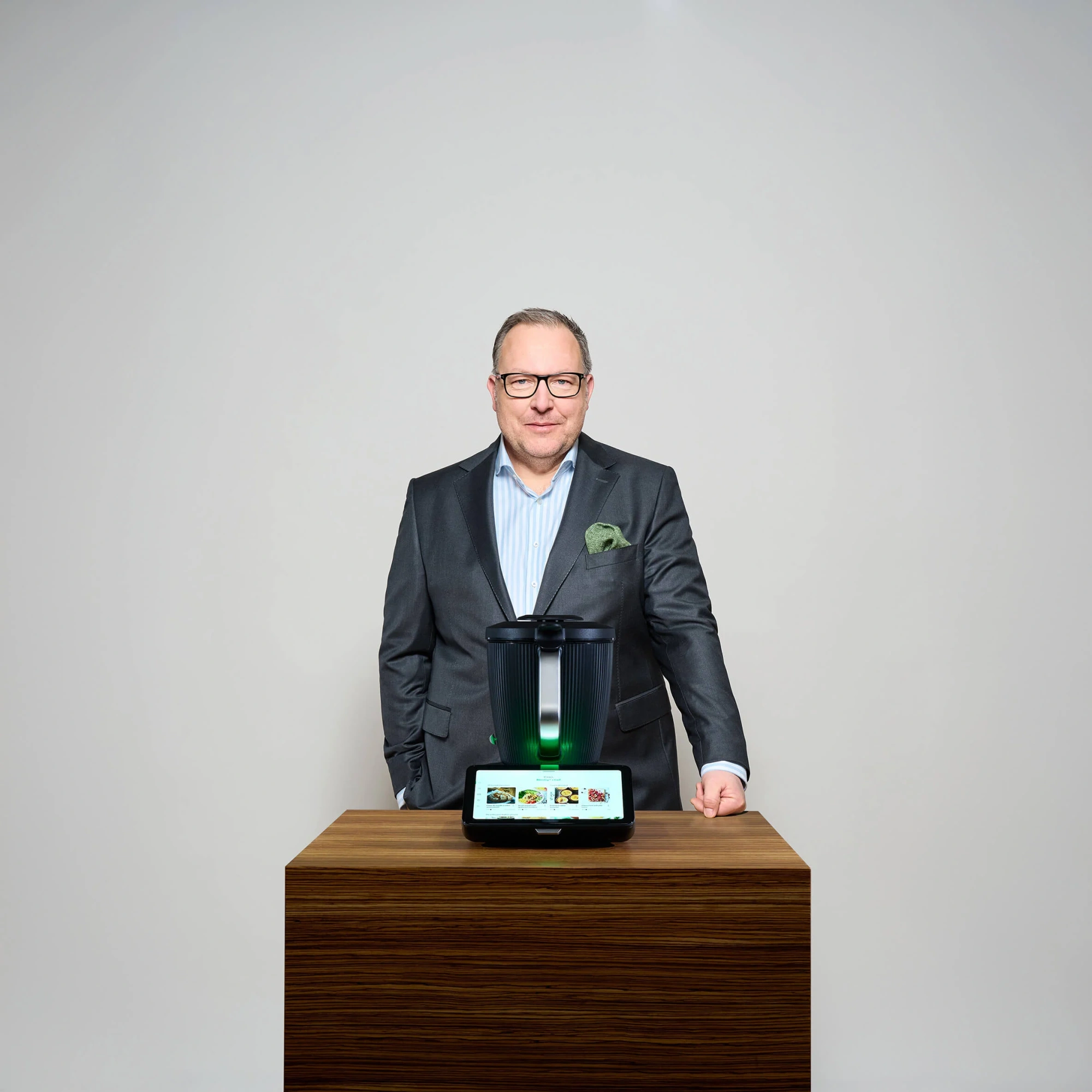 Thomas Stoffmehl CEO Vorwerk Gruppe mit Thermomix TM7 (c) Vorwerk