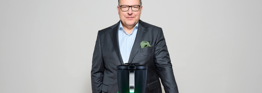 Thomas Stoffmehl CEO Vorwerk Gruppe mit Thermomix TM7 (c) Vorwerk