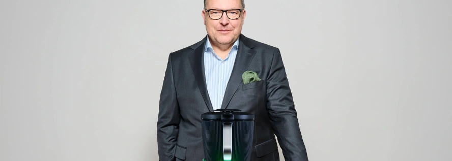 Thomas Stoffmehl CEO Vorwerk Gruppe mit Thermomix TM7 (c) Vorwerk
