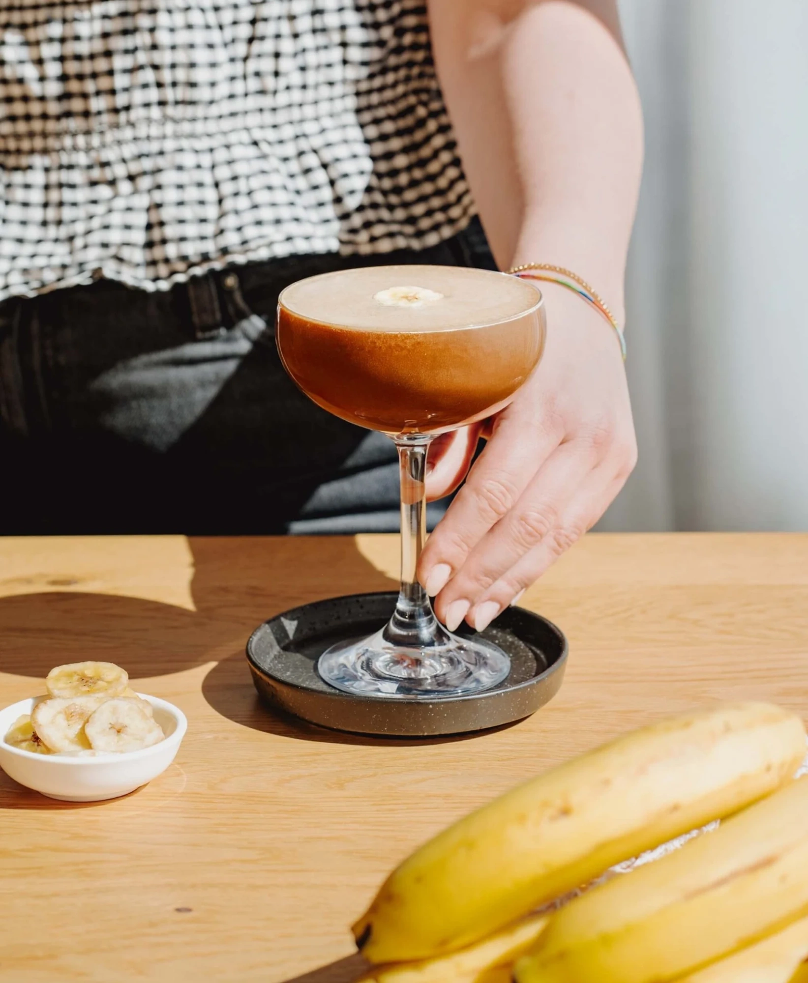 Kaffee und Tee zeigen sich diesen Sommer von ihrer erfrischenden Seite. Drei kreative Rezepte von J. Hornig bringen Kaffee und Tee in neue sommerliche Kombinationen – mal mit Koffein-Kick, mal mit feiner Teebasis, mal inspiriert von klassischen Bar-Kreationen. Das Ergebnis: Drinks für lange Sommerabende, spontane Balkonmomente und gesellige Runden im Freien.