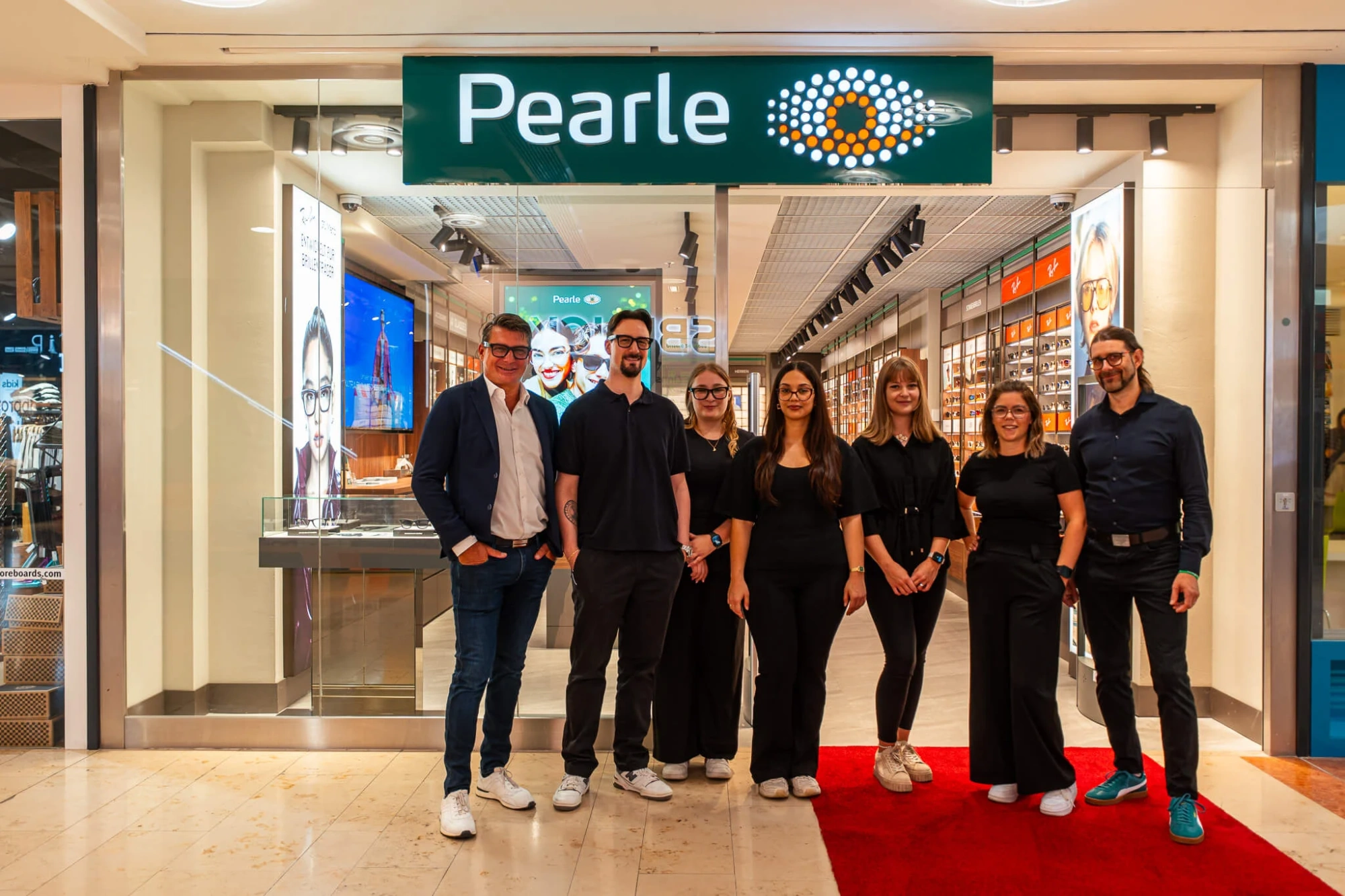 Das Team der neuen Pearle-Filiale im DEZ Innsbruck nach dem Easy-Vision Konzept © Paul Ambrusch