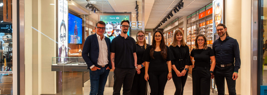 Das Team der neuen Pearle-Filiale im DEZ Innsbruck nach dem Easy-Vision Konzept © Paul Ambrusch