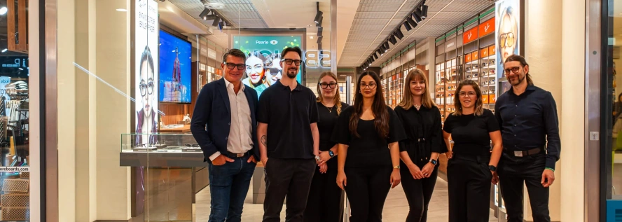 Das Team der neuen Pearle-Filiale im DEZ Innsbruck nach dem Easy-Vision Konzept © Paul Ambrusch