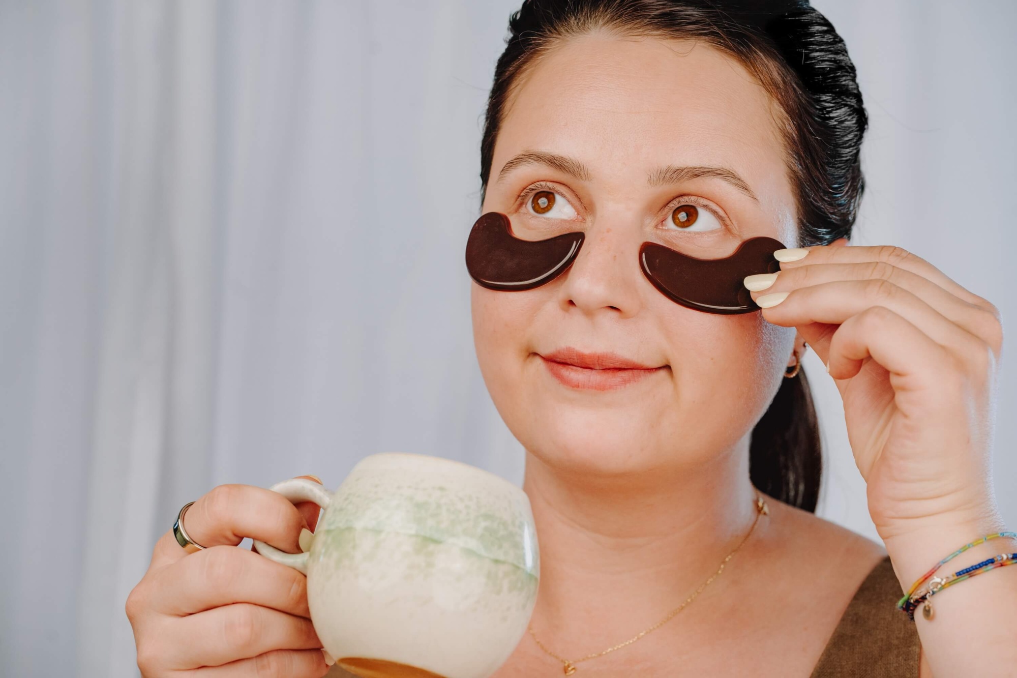 Kaffee Augenpatches sorgen fuer einen frischen Start in den Tag (c) J. Hornig