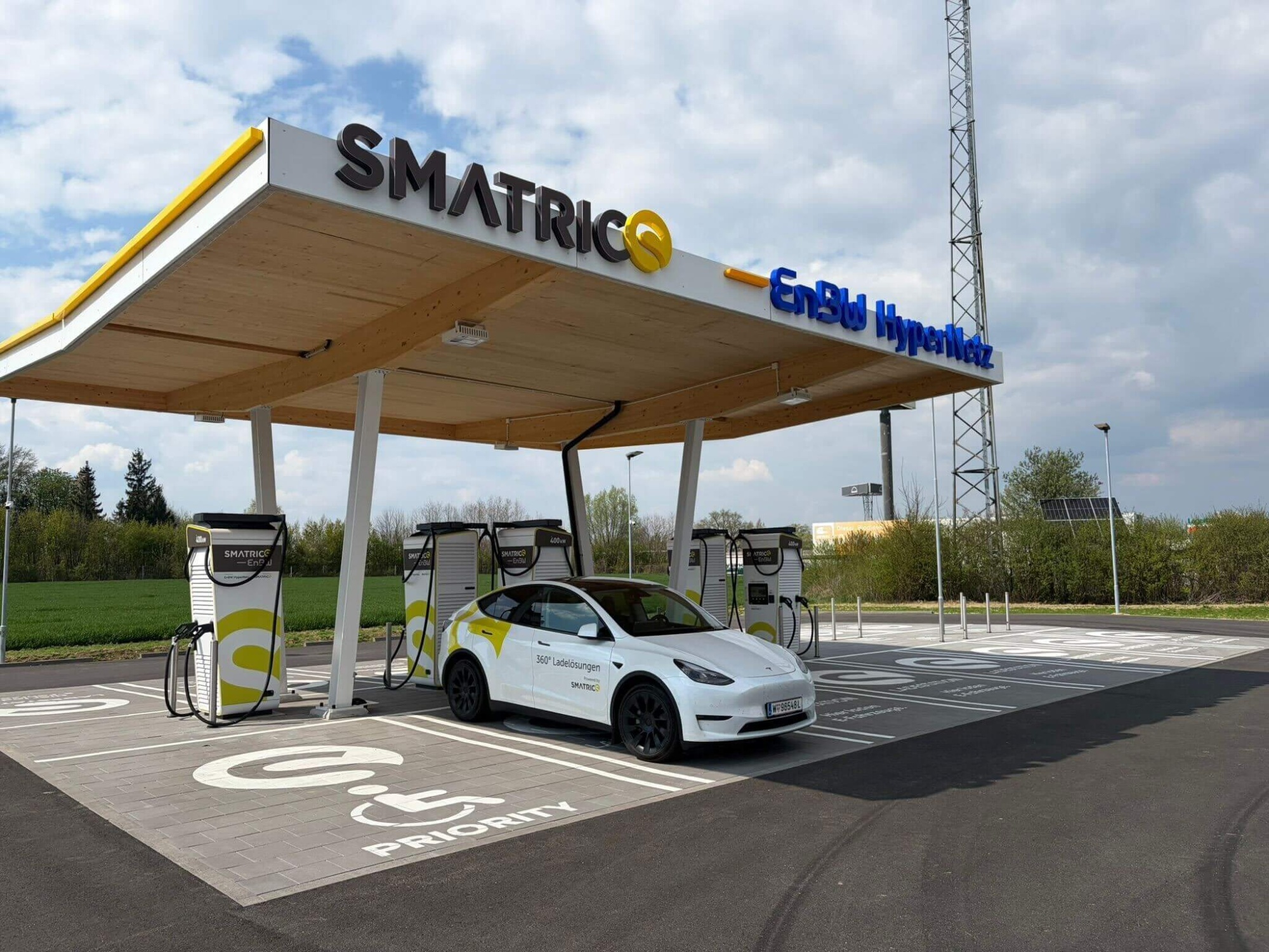Laden mit Mehrwert bei SMATRICS-EnBW-Ladeparks wie hier in Suben (c) SMATRICS