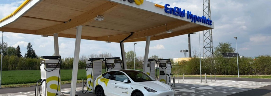 Laden mit Mehrwert bei SMATRICS-EnBW-Ladeparks wie hier in Suben (c) SMATRICS