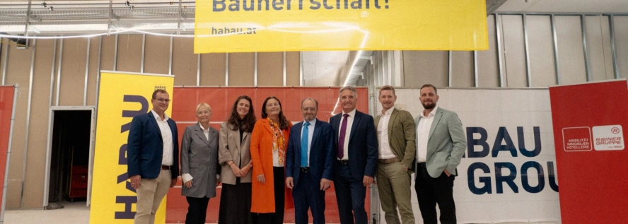 Gruppenfoto Gleichenfeier Sicherheitszentrum (c) MW-Architekturfotografie